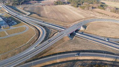 Araç ve kamyonlarla çok katlı otoyol kavşağı