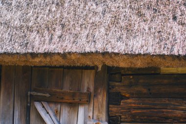 Ahşap tahtalarla yaşlanmış kırsal ahır