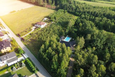 Ormanlarla çevrili geniş bahçeli evler..