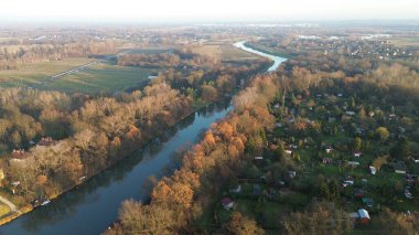 Nehir yeşil kırsal alanda kıvranıyor.