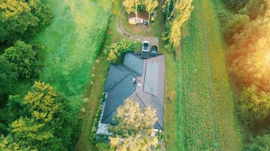 Kırsal ev, güneş enerjisini doğal ortamda kullanıyor.