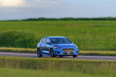 Pürüzsüz dış görünüşü ve tekerlekleri olan spor bir araba.