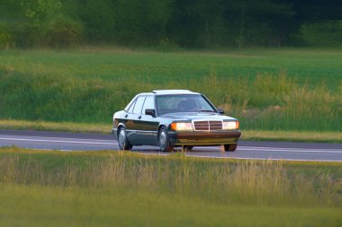 Açık yolda parlak boyalı korunmuş bir genç.