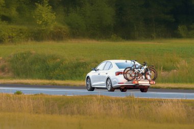 Aracın arkasında bisikletli yolculuk güvenli.