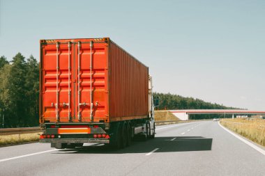 Kırmızı konteynır otoyolda ilerliyor.