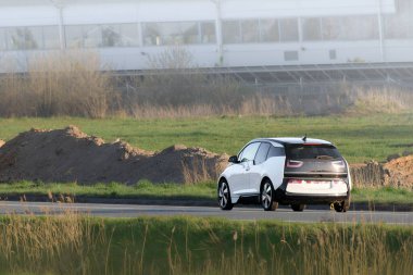 Kırsal bölgede elektrikli arazi aracı sürücüsü.