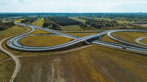 Красивая листва вокруг асфальтовой дороги