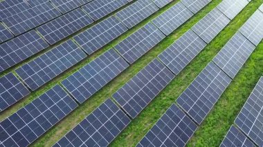 Güneşli gökyüzünün altında büyük fotovoltaik alan