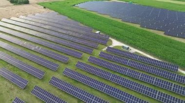 Kırsal yeşil alana güneş paneli kurulumu