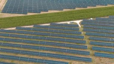 Güneşli gökyüzünün altında büyük fotovoltaik alan