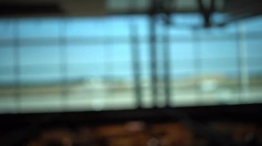 Işıkla dolu havaalanından geçen insanlar