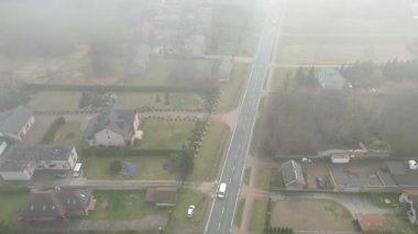 Sisli şehirde dümdüz yol.