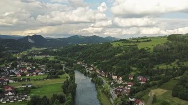 Vadi, orman ve nehir manzarası