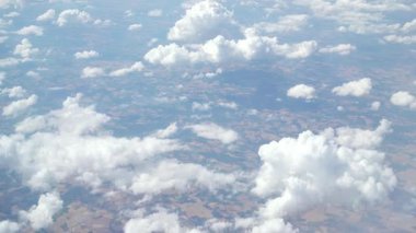 Dramatik bulut katmanlarının üstündeki uçak görüntüsü