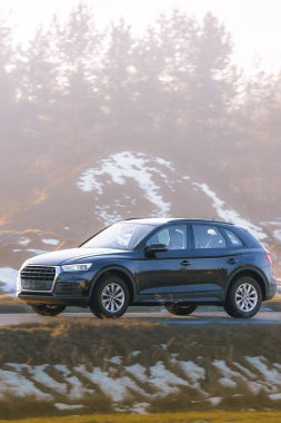 Manzaralı yol boyunca pahalı bir SUV.