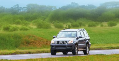 Ormanda gezen arazi aracı.