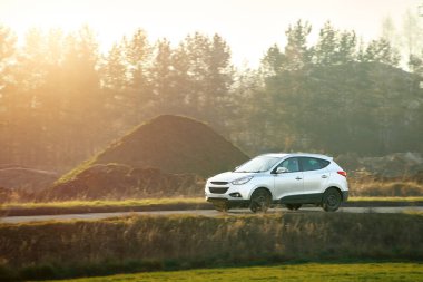 Açık yolda gün ışığında şık bir SUV.