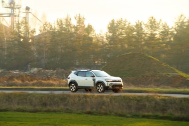 Güneş ışığında SUV ile sahne sürüşü