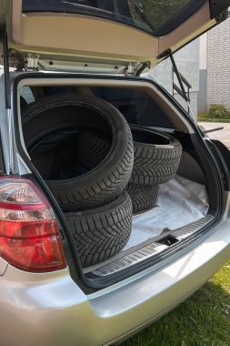 Arabanın bagajında dört lastik var.