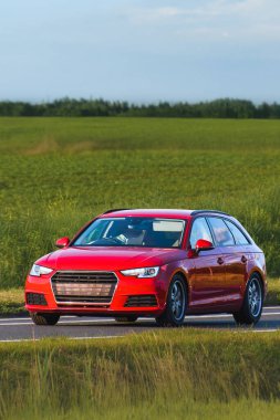 Temiz otomobilin arka üç çeyrek görüntüsü