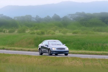 Manzaralı kırsal yolda hızlı Japon gençliği.