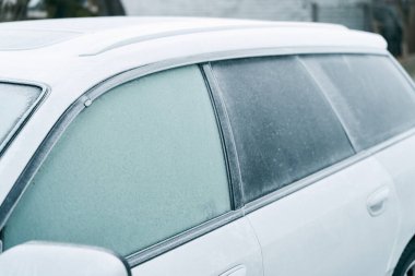 Soğuk bir günde soğuk bir araba.