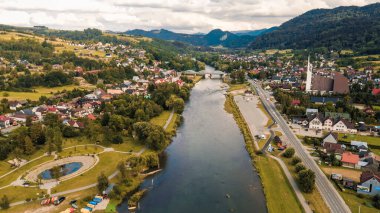 Dağ nehri köy boyunca kıvrılıyor.