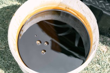 Motor bakımından sonra petrol atığı