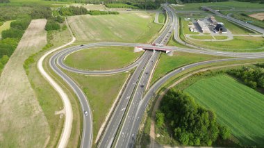 Hareket eden trafik ile modern ekspres yol kavşağı