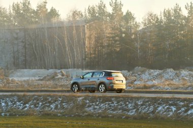 Otoyolda tuz kaplı SUV sürücüsü