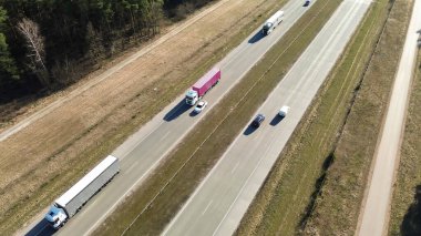 Doğal ortamda geniş, açık otoyol