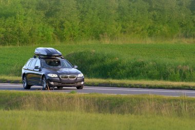 Yeşil kırsal alanlardan geçen bir araç