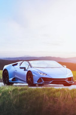 Performans süper arabası kırsal kesimde seyahat ediyor.