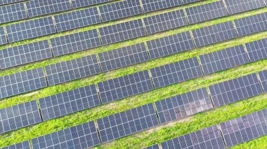 Beyaz bulutlar ve mavi gökyüzü uçmaktan