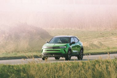 Kırsalda süren spor araç