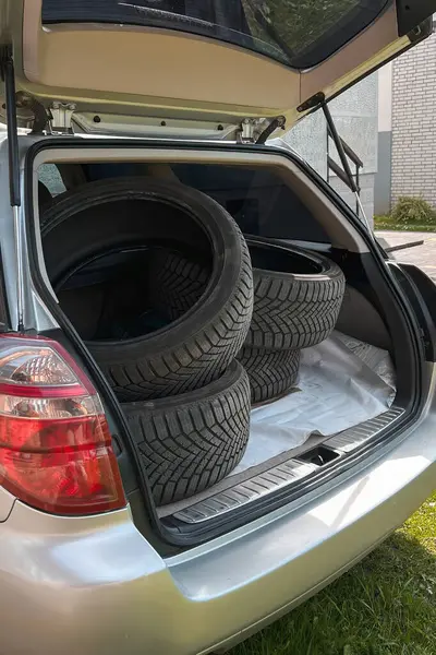 Arabanın bagajında dört lastik var.
