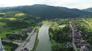 Yeşil kırsal kesimin üstündeki dağ sıraları