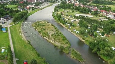 Nehir ve orman manzaralı turizm beldesi
