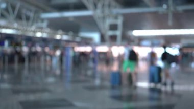 İçinde gezginler olan çağdaş havaalanı mimarisi