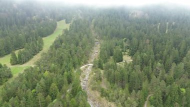 Sabah bulanıklığı olan manzaralı vadi kasabası