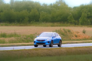 Asfalt yolda modern hatchback ön görünümü