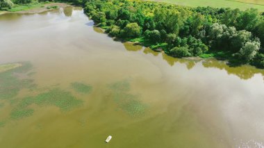 Huzur Ormanı ve Göl Yansıması Sahnesi