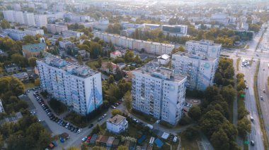 Sovyet tarzı, boyalı yüzlü, yüksek katlı daireler.