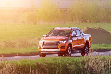 Manzaralı dağ yolunda servis aracı