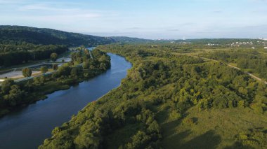 Doğal ortamdaki Riverside bisiklet rotası