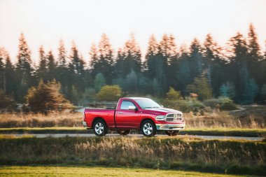 Kırsal yolda tek taksi kamyonu var.