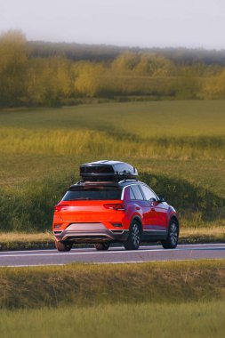 Huzurlu tarım arazisi yolunda araba yolculuğu