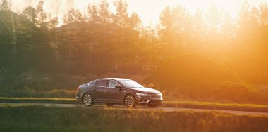 Pahalı bir sedan şehirde geziyor.