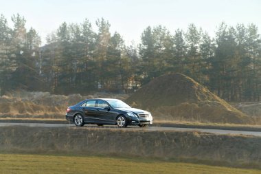 Krom ayrıntı taşıyan zarif otomobil