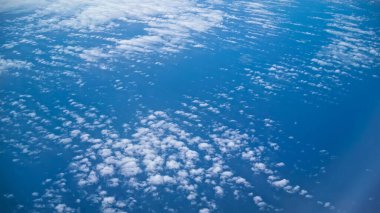 Yoğun bulutlu gökyüzünde parlak güneş ışığı